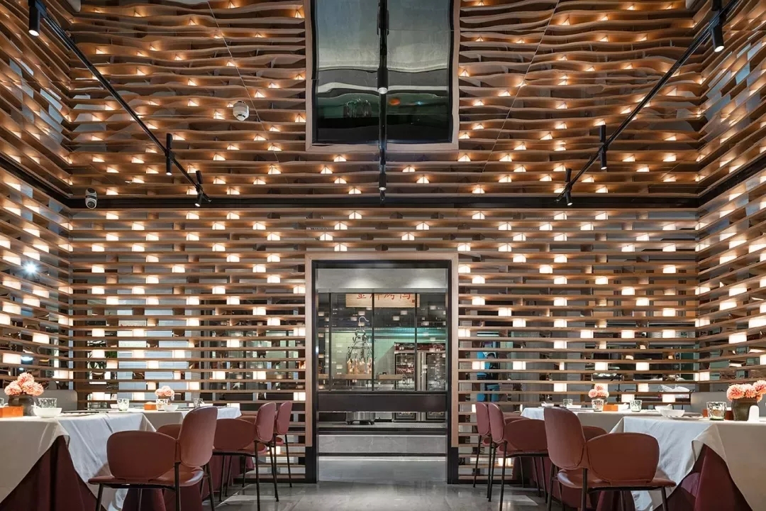 主题餐厅大鸭梨烤鸭店以全新的餐饮空间设计，冲破品牌桎梏，重塑品牌形象