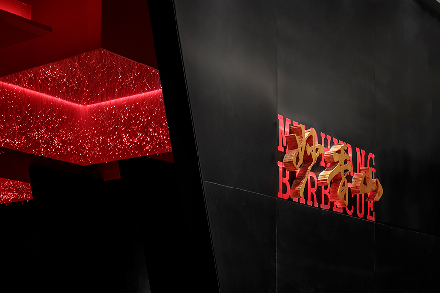 主题餐厅这家烤肉店的餐饮空间设计，俨然是红与黑的世界