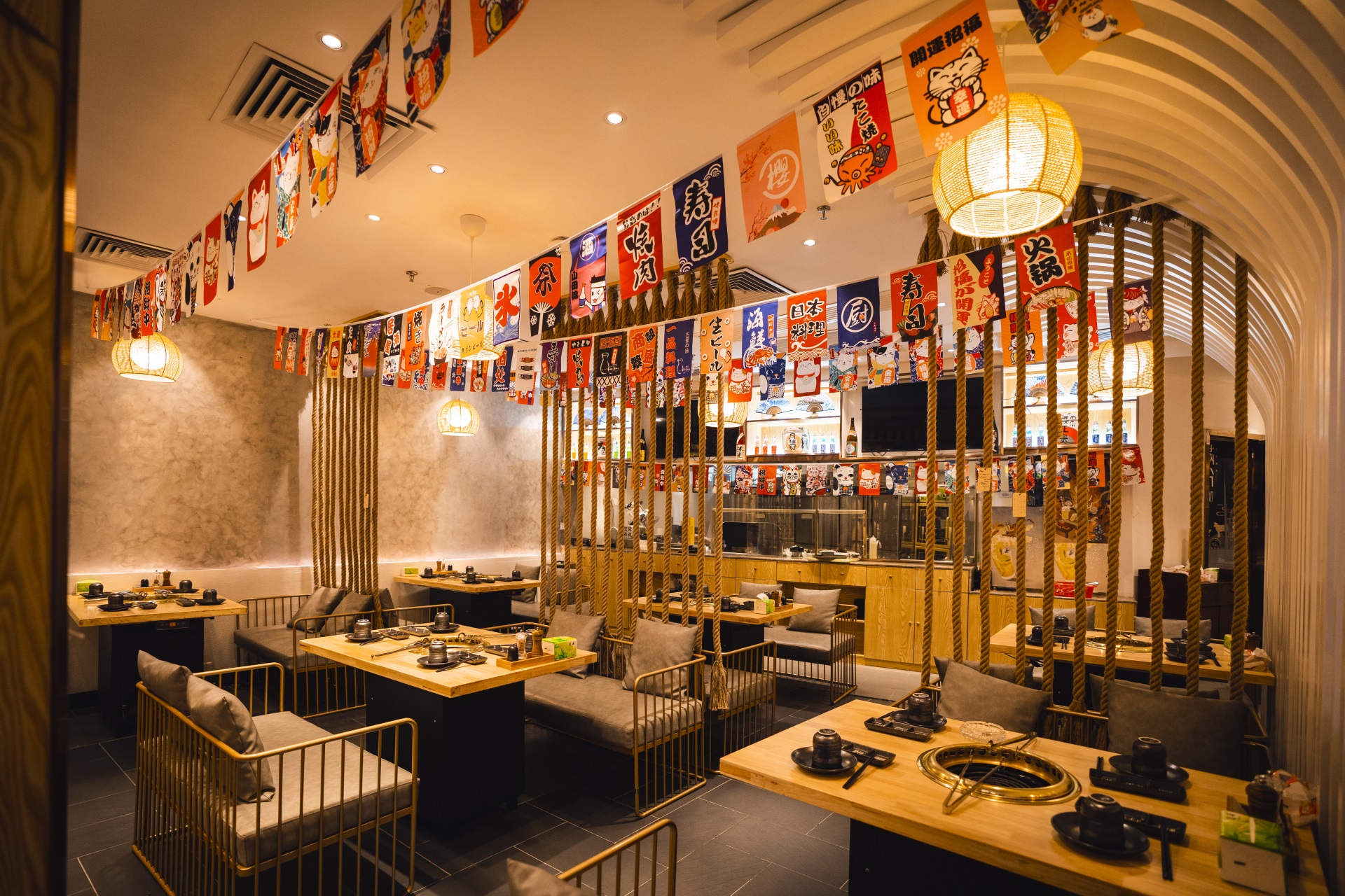 主题餐厅如何通过深圳餐饮空间设计来确定餐厅的装修风格？