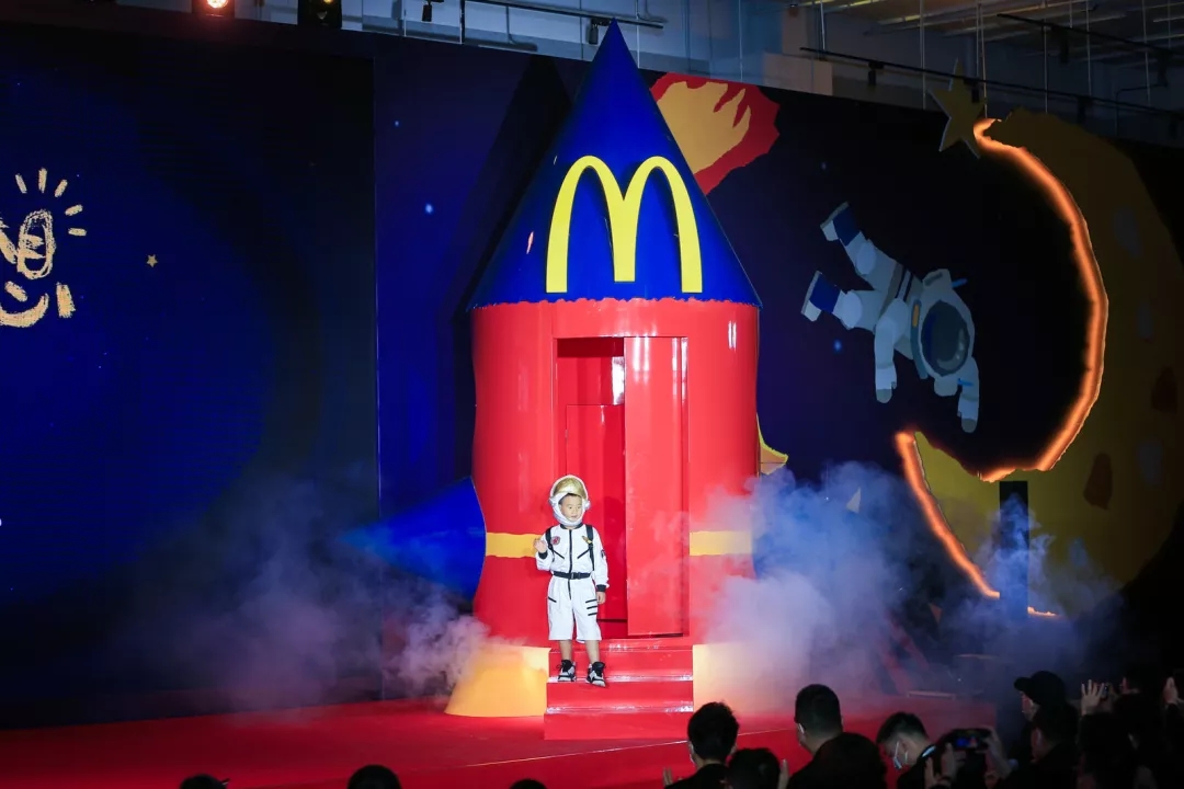 主题餐厅麦当劳中国为孩子“点亮梦想”，带你上天！