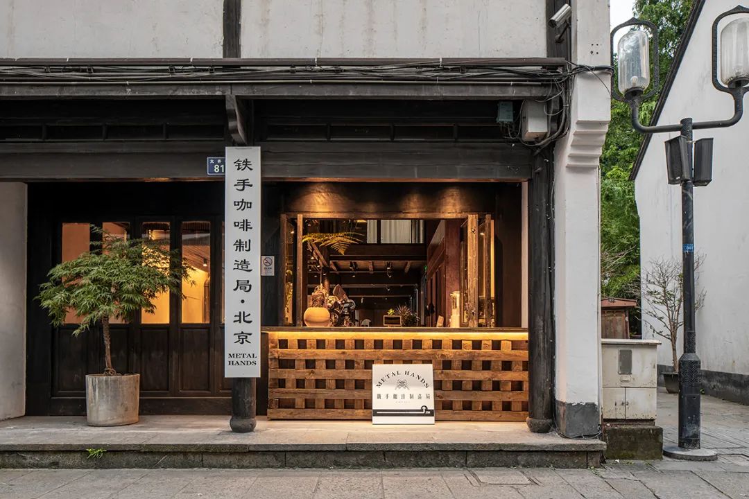 主题餐厅打破传统，让咖啡店的深圳餐饮空间设计中西合璧